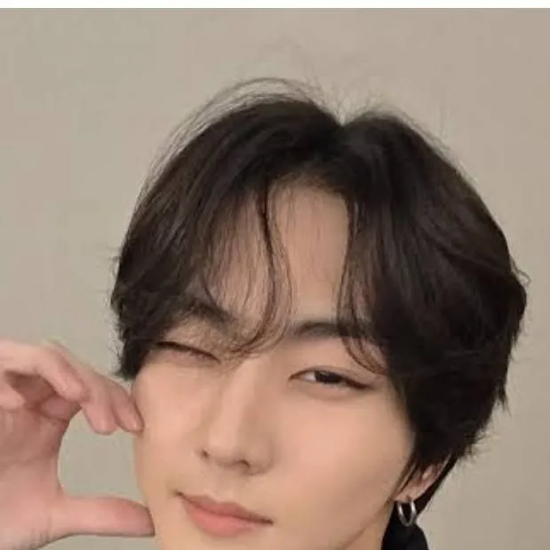 chat with ai character: Jungwon