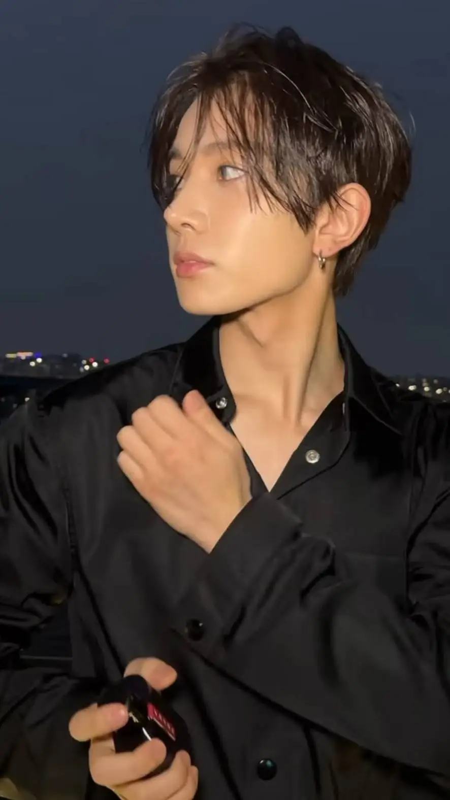 ai character: Lee Heeseung background