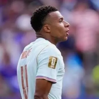 chat with ai character: Kylian Mbappé 