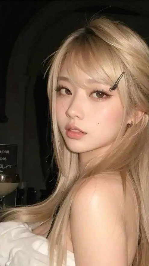 ai character: Scarlett  background