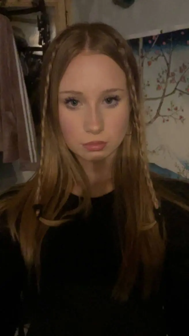 ai character: ༄𝑅𝑜𝑧𝑎༄ background