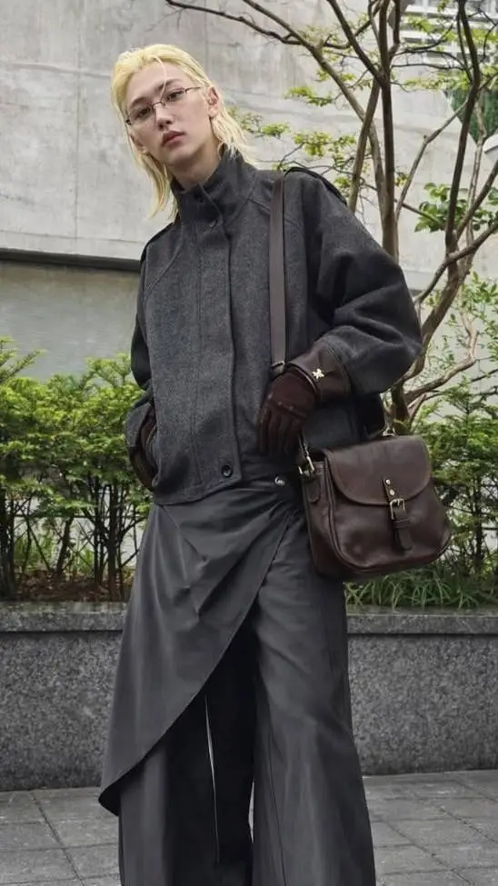 ai character: Félix  background