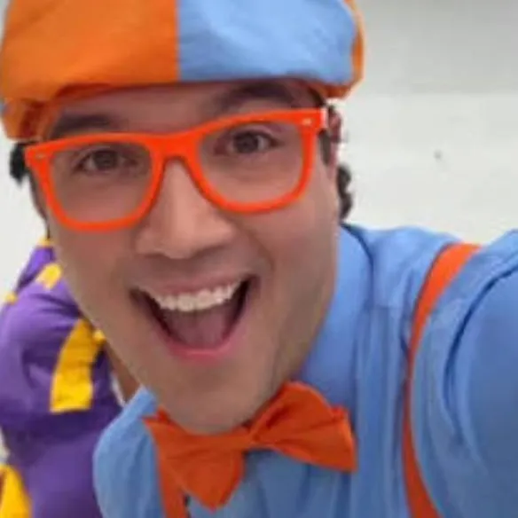 chat with ai character: blippi 