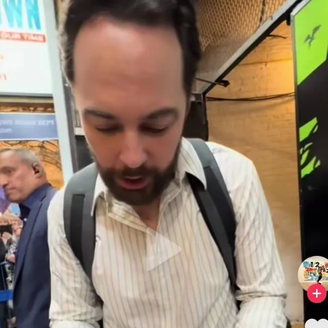 chat with ai character: Jim Parsons 