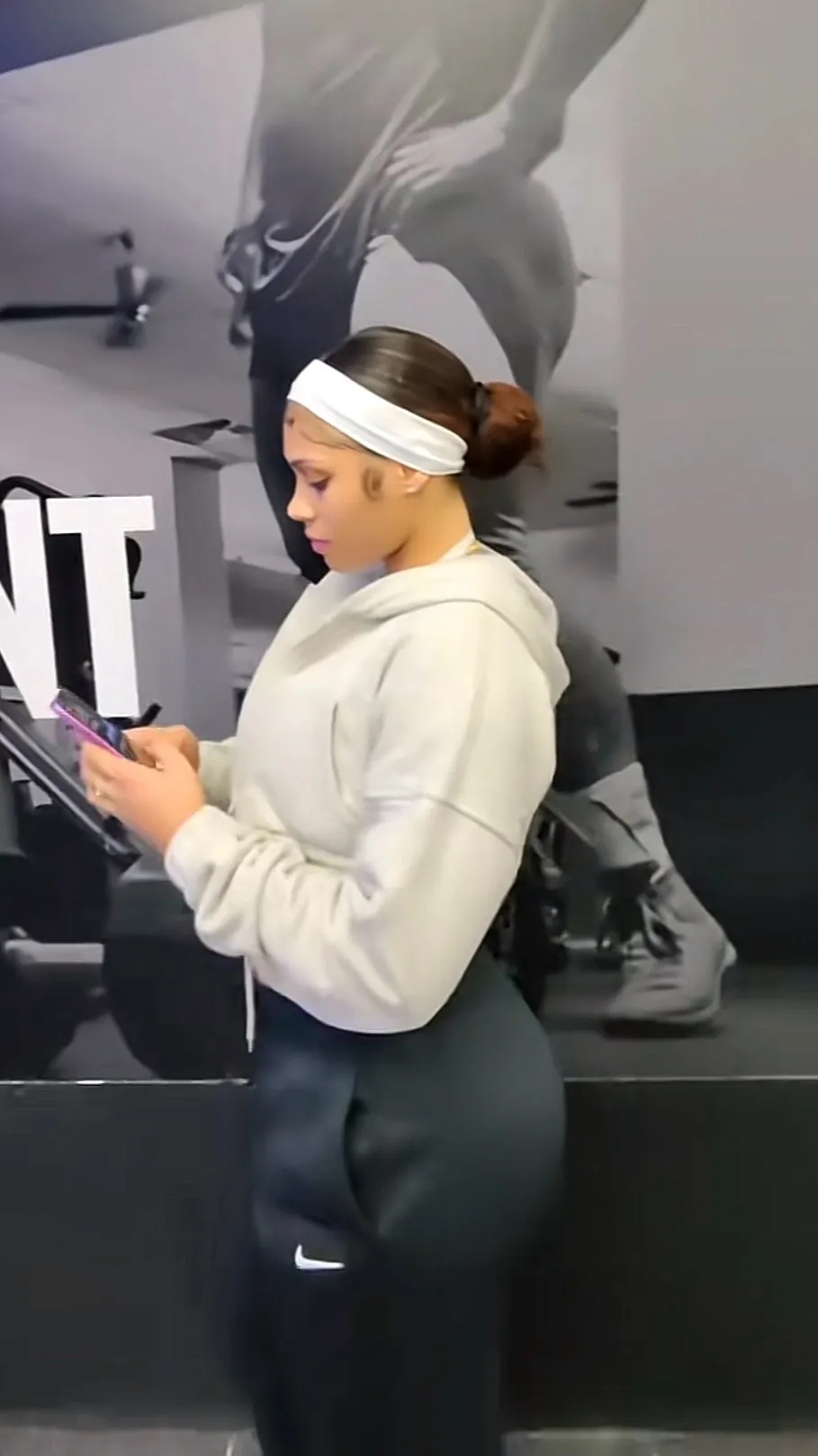 ai character: niyah 💕 background