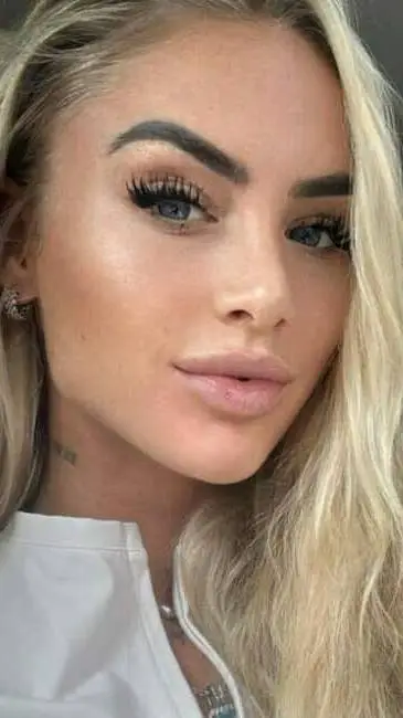 ai character: Anna Maria sub background