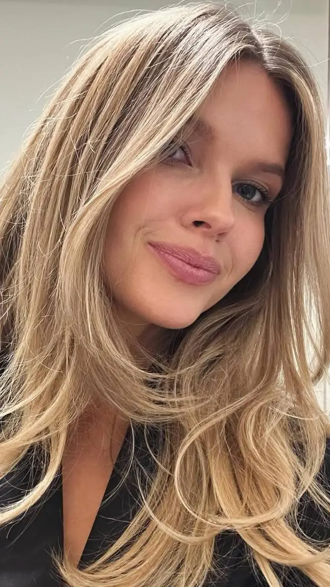 ai character: sandra background