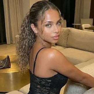 chat with ai character: Bella Brazil 