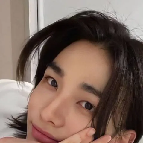 chat with ai character: HYUNJIN
