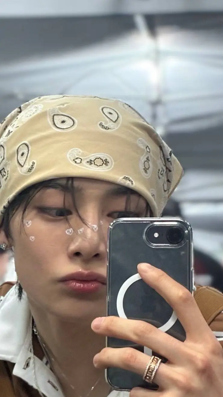 ai character: STRAY KIDSSSS background