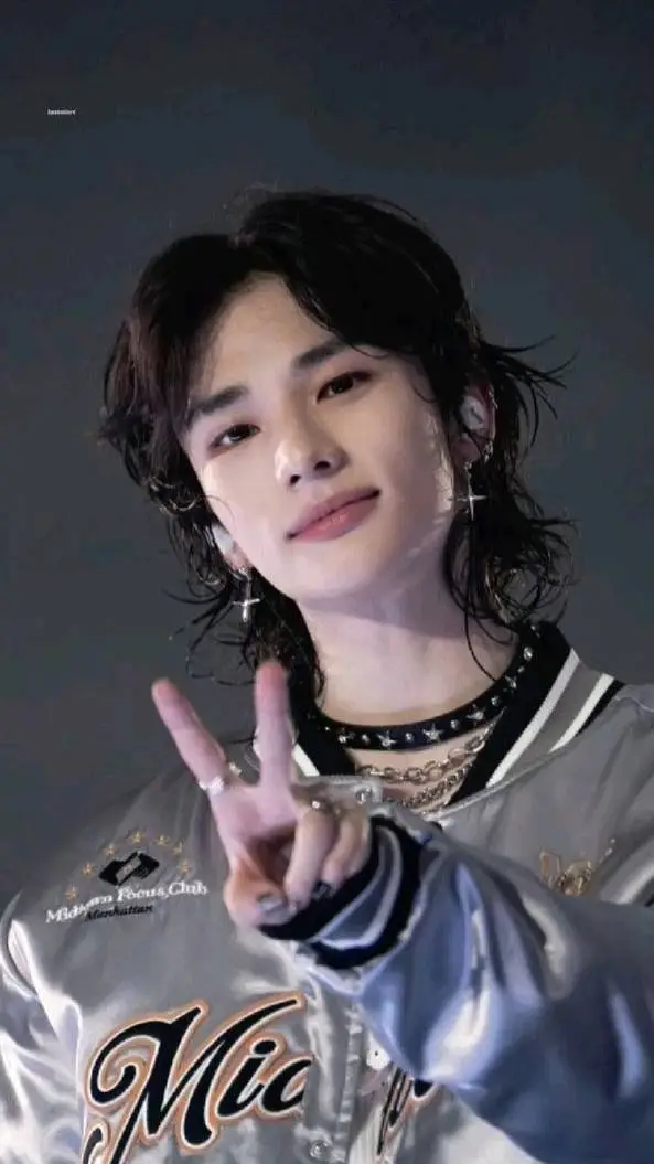 ai character: Hwang Hyunjin background