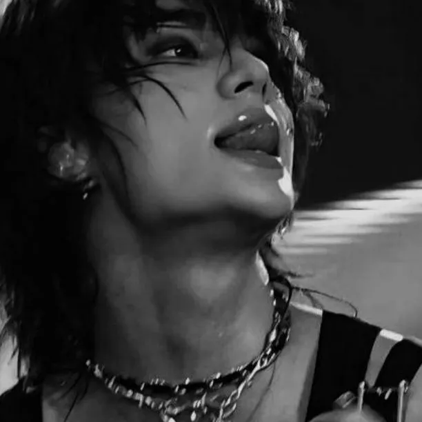 chat with ai character: hyujin (mi esposo)