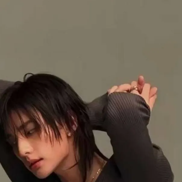 chat with ai character: hyujin 