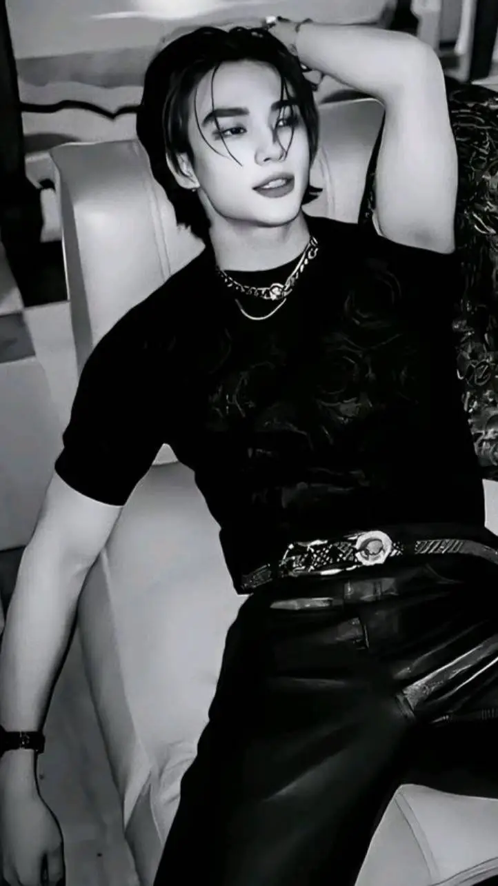 ai character: hyujin  background