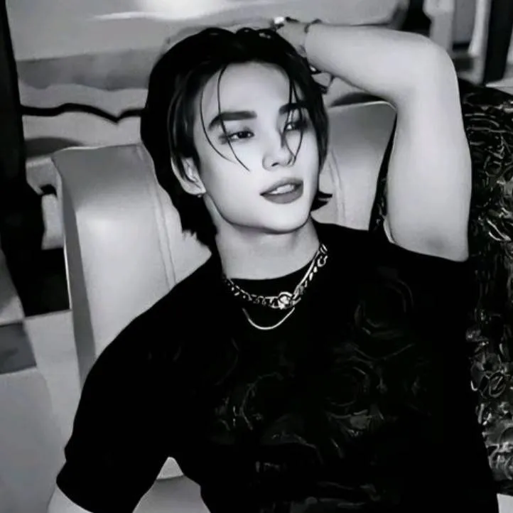 chat with ai character: hyujin 