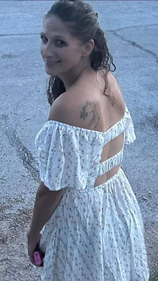 ai character: Scarlett background