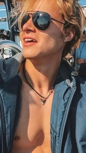 ai character: jj 😜 😜 😜 😜 😜 😜 😜  background
