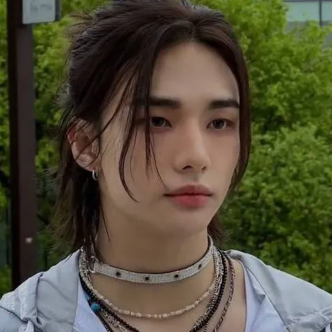 chat with ai character: Hyunjin