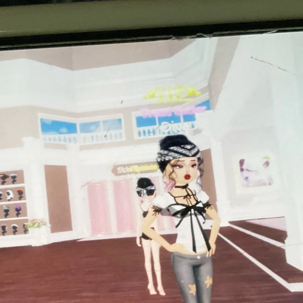chat with ai character: Dress to impress 
