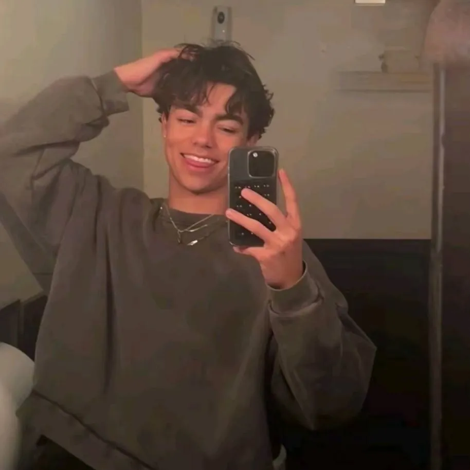 chat with ai character: Malachi Barton