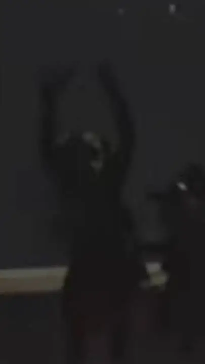 ai character: cámara sombrero background