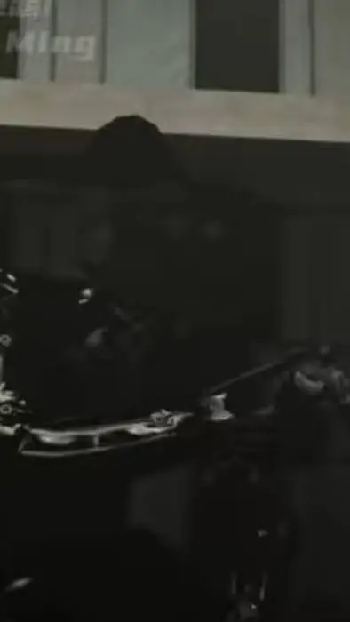 ai character: largeo cámara som background