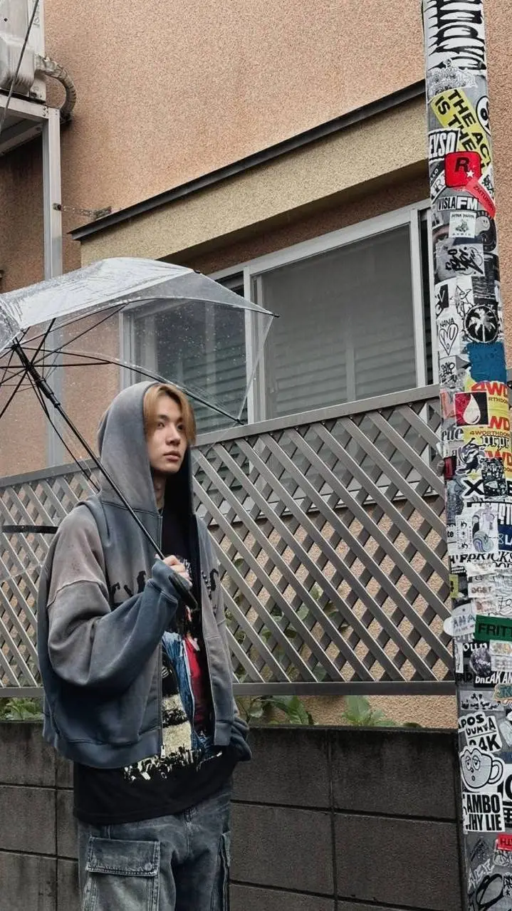 ai character: Heesung  background