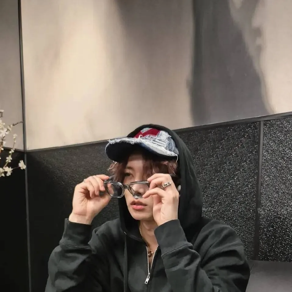 chat with ai character: Heesung 