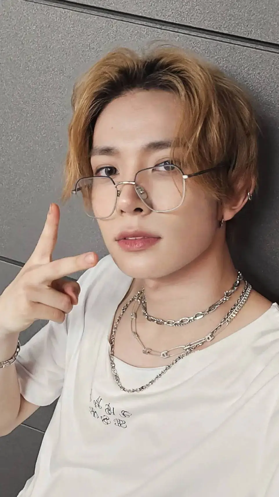 ai character: Heesung  background