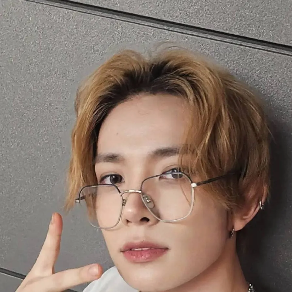 chat with ai character: Heesung 