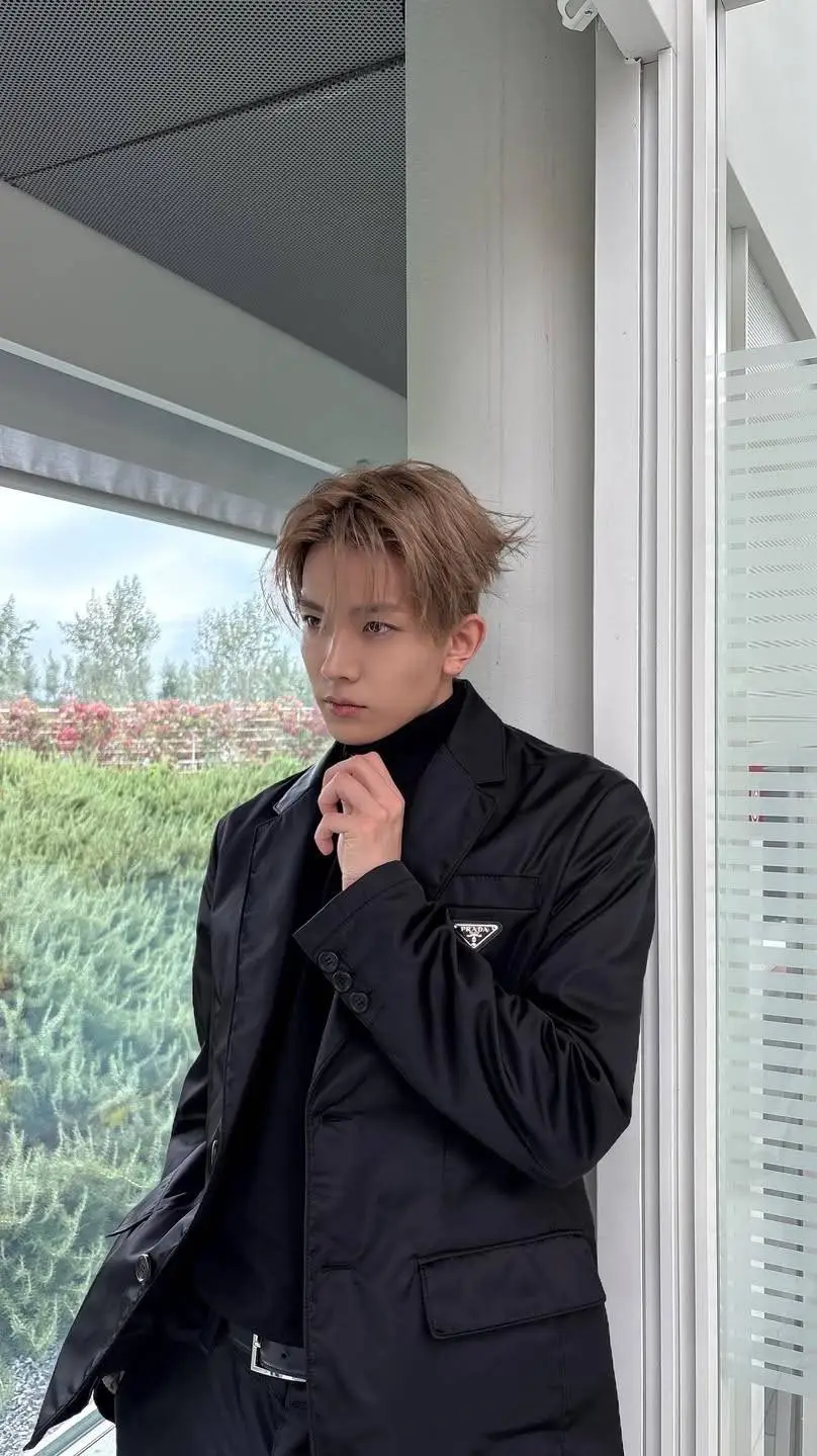 ai character: Heesung  background