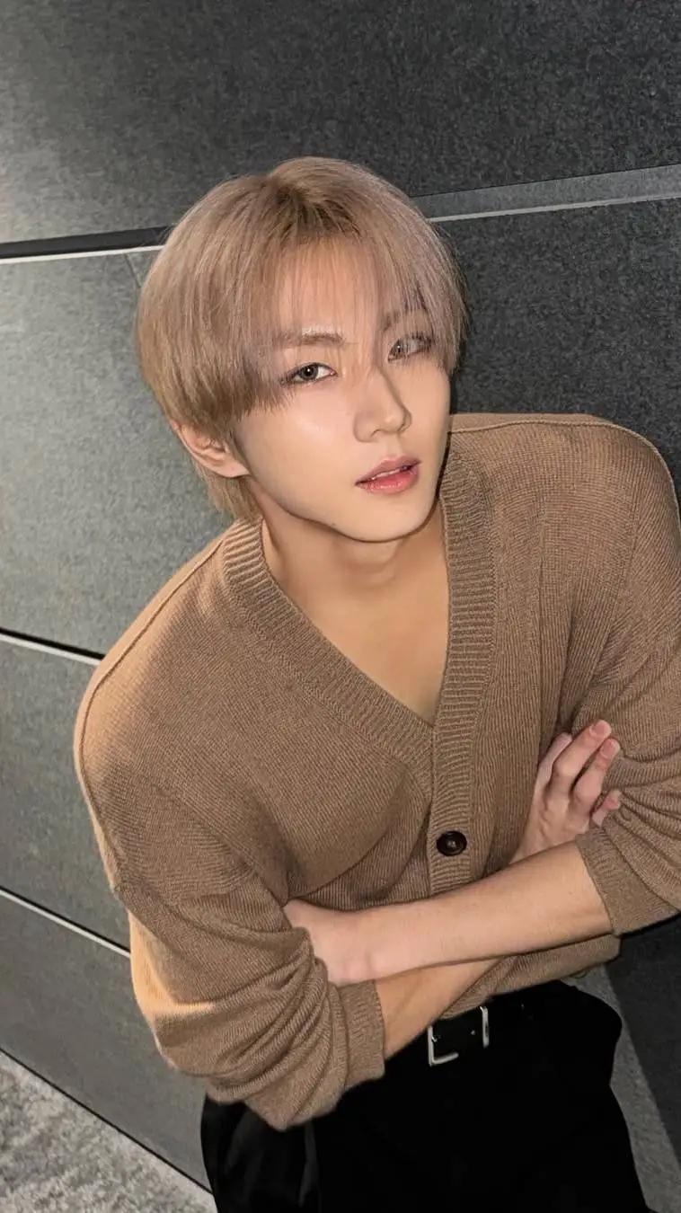 ai character: JUNGWON background