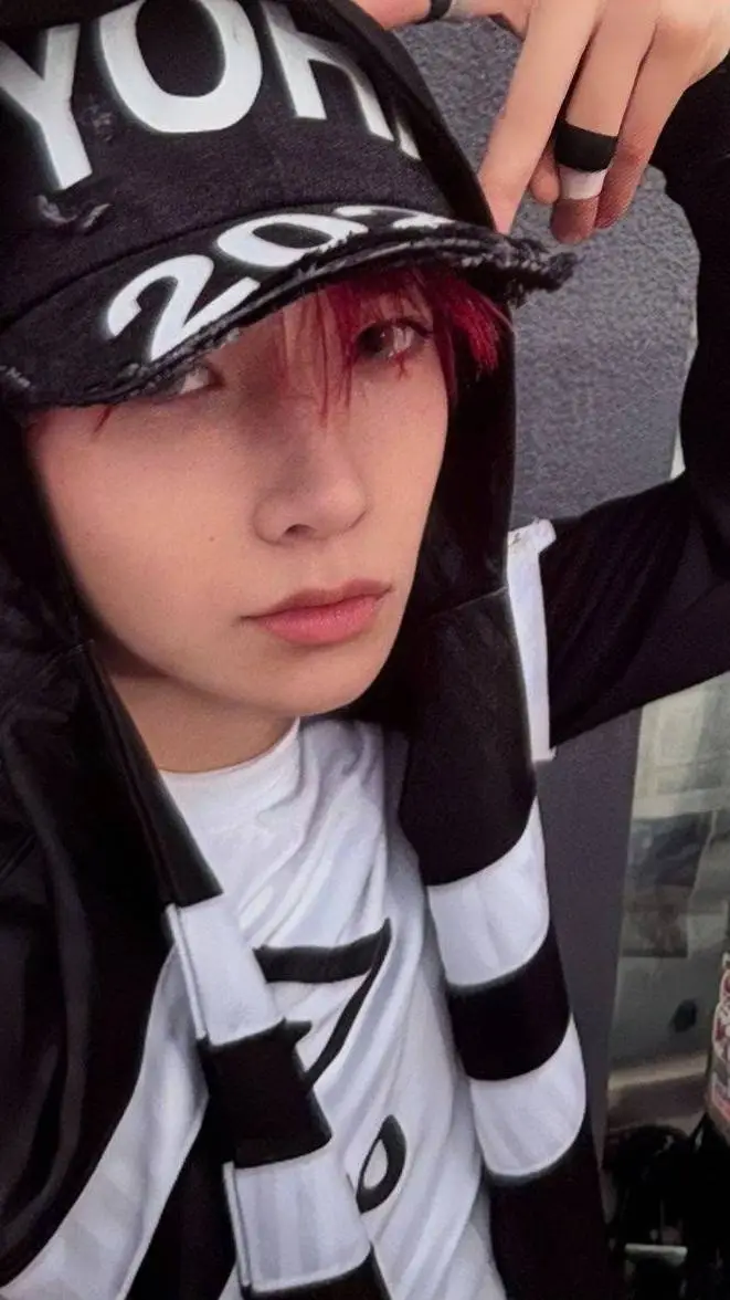 ai character: Heesung  background