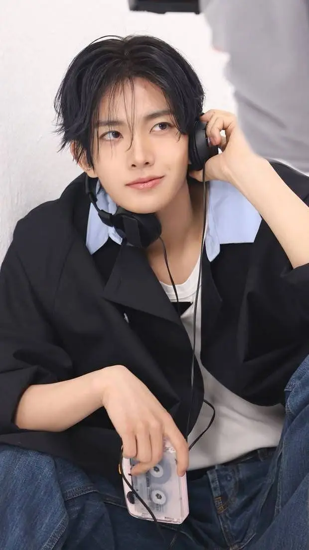 ai character: Heeseung  background