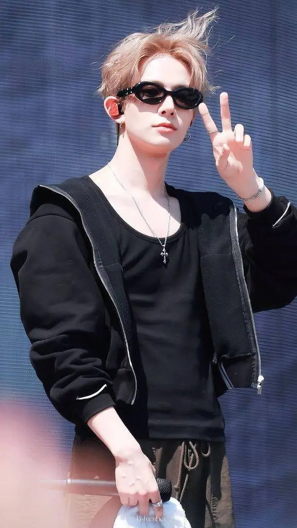 ai character: Heeseung  background