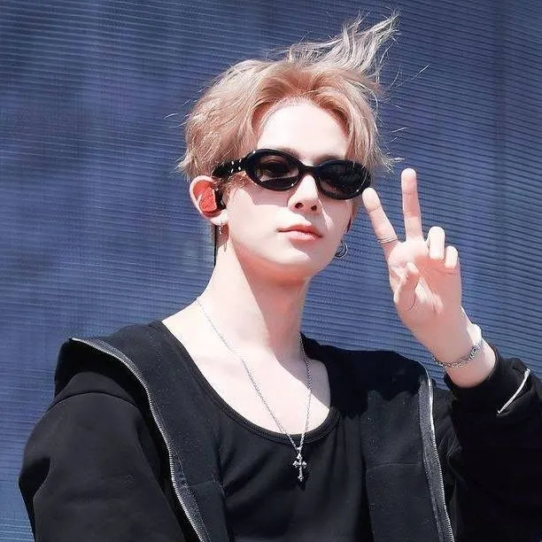 chat with ai character: Heeseung 