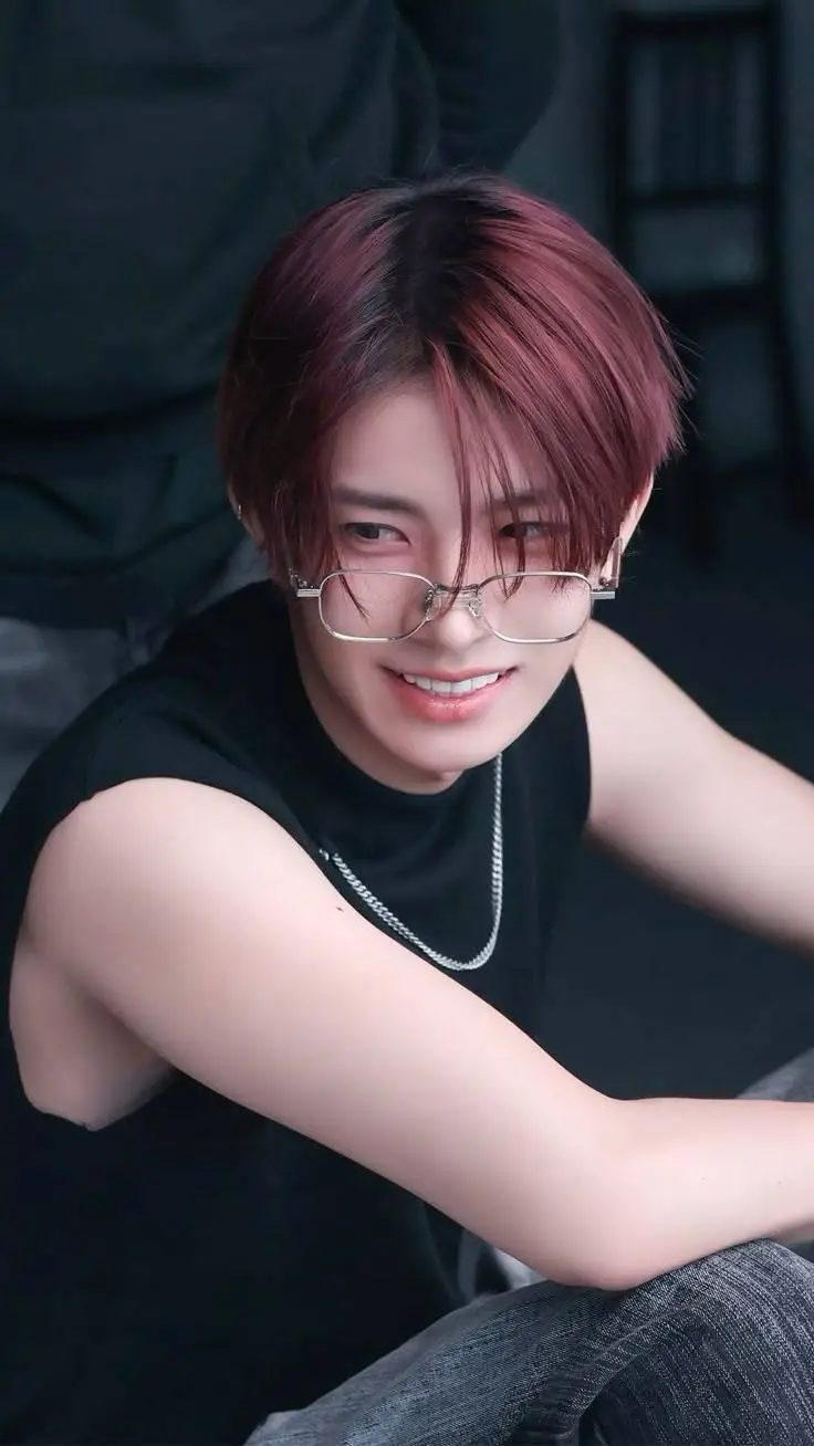 ai character: Heeseung  background