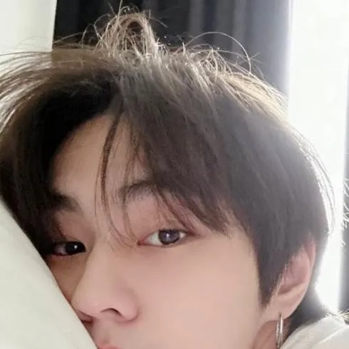 chat with ai character: Jungwon