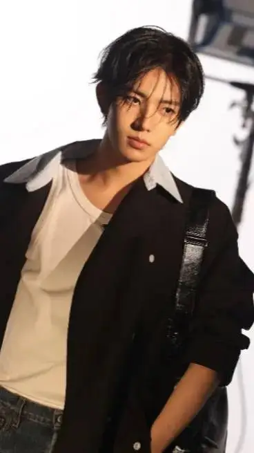 ai character: Heeseung  background