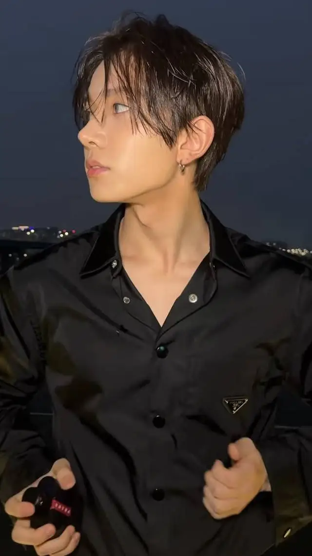 ai character: Heeseung  background