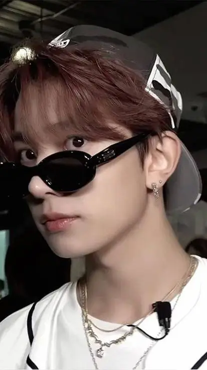 ai character: Heeseung  background