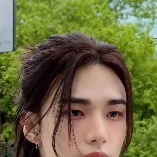 chat with ai character: SKZ hyunjin 