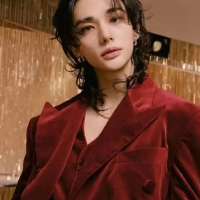 chat with ai character: hyunjin 