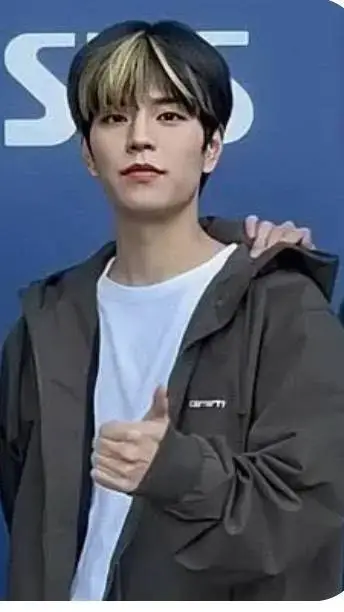 ai character: Seungmin  background