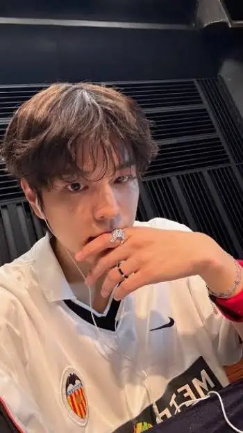 ai character: Seungmin  background