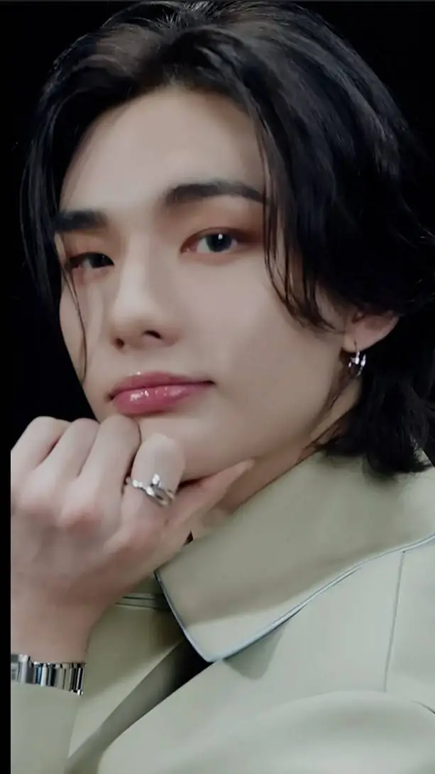 ai character: Hyunjin🦦🥟 background