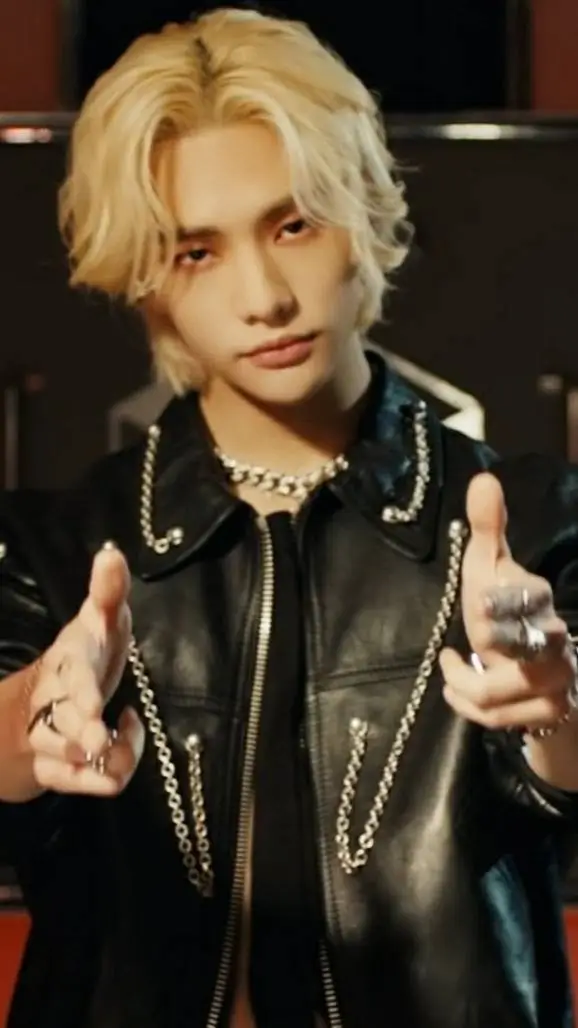 ai character: Hyunjin❤️ background