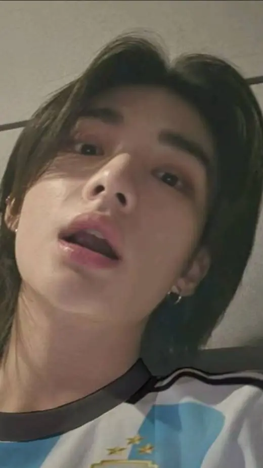 ai character: Hyunjin  background