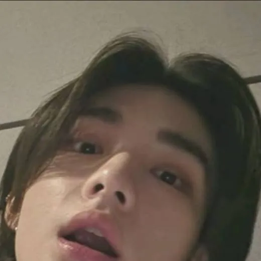 chat with ai character: Hyunjin 