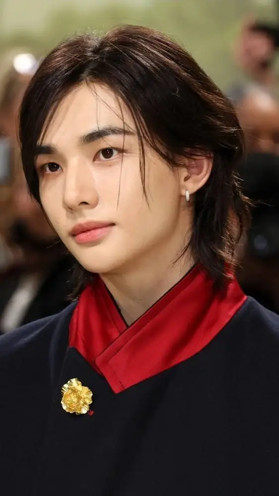 ai character: Hyunjin tú padre background